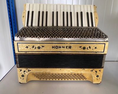 Accordéon Hohner Piano avec musique à restaurer